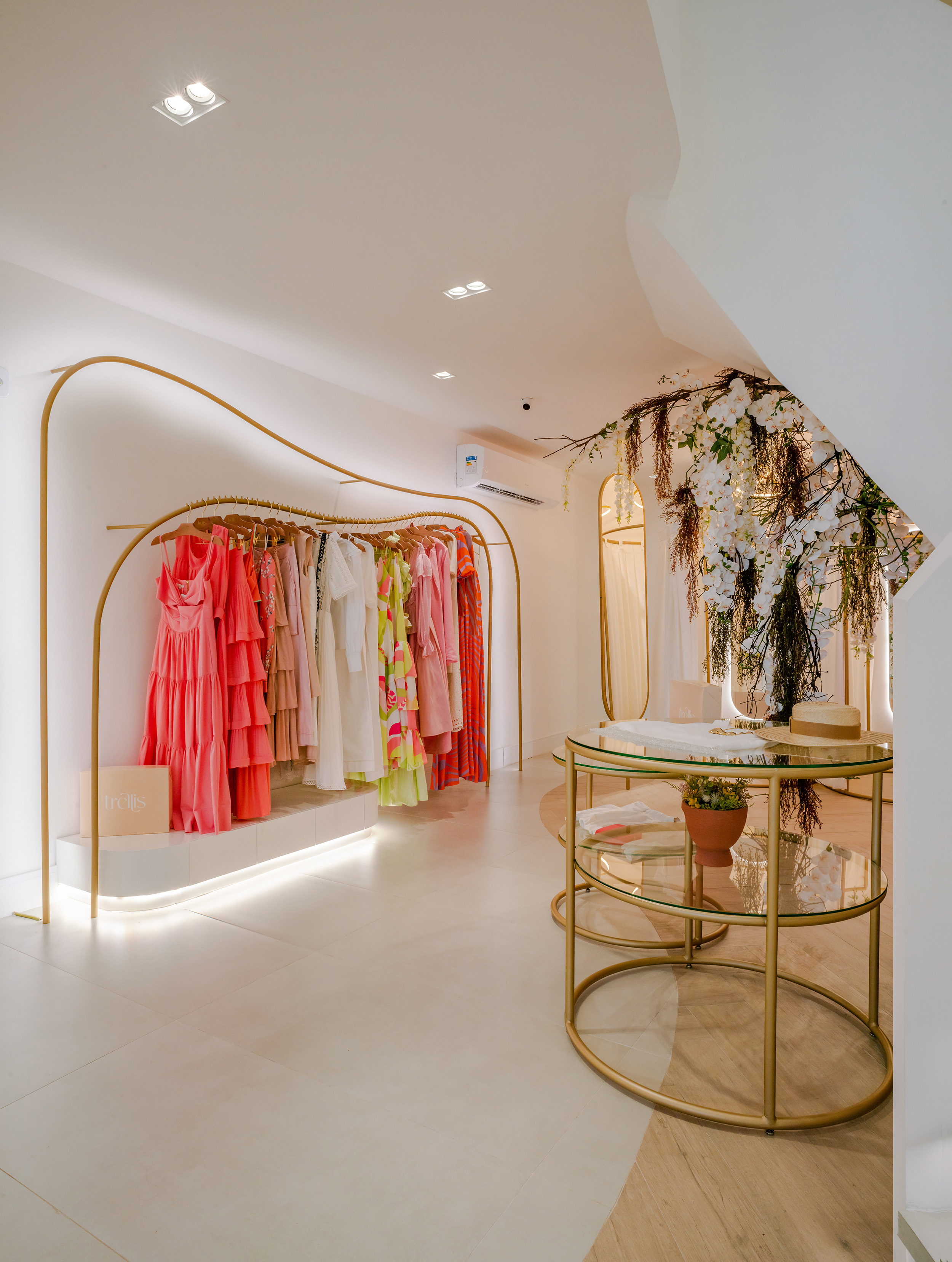 Loja Trellis — escada espiral em ambiente comercial